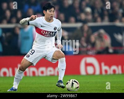 LILLE - Lee Kang-in del Paris Saint-Germain durante la partita di Ligue 1 francese tra Lille OSC e Paris Saint-Germain al Pierre-Mauroy Stadium il 17 dicembre 2023 a Lille, in Francia. ANP | Hollandse Hoogte | Gerrit van Keulen Foto Stock