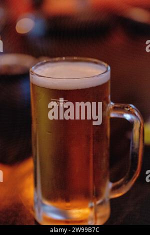 Primo piano di una tazza di birra fredda al bar Foto Stock