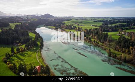 Una vista aerea di un fiume che si snoda attraverso il pittoresco paesaggio. Foto Stock
