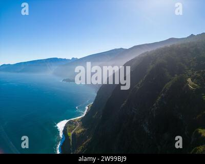 Una vista aerea di uno splendido paesaggio costiero, caratterizzato da scogliere e acque tranquille. Madeira, Portogallo Foto Stock