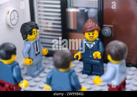 Tambov, Federazione Russa - 25 dicembre 2023, le minifigure degli imprenditori Lego hanno una riunione in una sala riunioni. Foto Stock