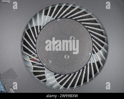 Primo piano della ventola del radiatore del computer portatile polveroso Foto Stock