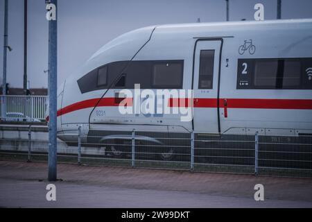 Norden Mole, Norddeich, Ostfriesland, Niedersachsen, Deutschland, Europa Symbolbild für Urlaub mit ICE Zug und Fähre zu den deutschen Nordsee Inseln Juist, Norderney, Borkum, Zug, Eisenbahn, Schiff, Reise, Schiene *** Norden Mole, Norddeich, Frisia orientale, bassa Sassonia, Germania, Europa immagine simbolica di una vacanza in treno ICE e traghetto verso le isole tedesche del Mare del Nord di Juist, Norderney, Borkum, treno, ferrovia, nave, viaggio, treno Foto Stock