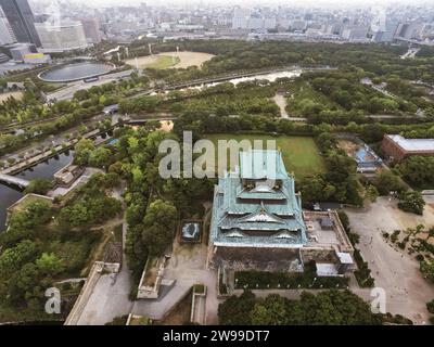 Una vista aerea del Castello di Osaka circondato da alberi verdi e moderni edifici della città. Giappone Foto Stock