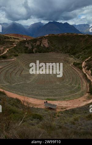 Una vista aerea di Moray, in Perù, in una giornata nuvolosa Foto Stock