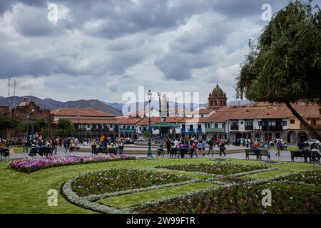 Una vivace piazza urbana a Cusco, in Perù, in una giornata nuvolosa Foto Stock