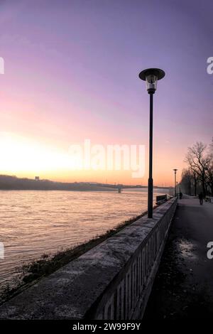 Una passeggiata verticale lungo il Danubio a Bratislava in serata. Foto Stock