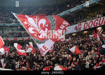 LILLE - tifosi del Lille OSC durante la partita francese di Ligue 1 tra il Lille OSC e il Paris Saint-Germain allo Stadio Pierre-Mauroy il 17 dicembre 2023 a Lille, in Francia. ANP | Hollandse Hoogte | Gerrit van Keulen Foto Stock