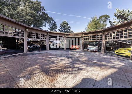 Un garage con auto di lusso parcheggiate all'interno Foto Stock