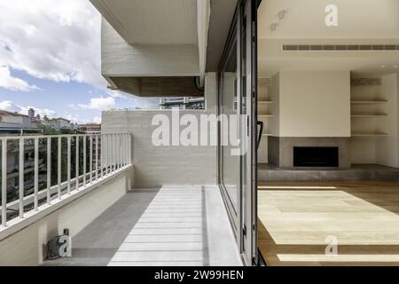 Terrazza di una casa con soggiorno con caminetto Foto Stock