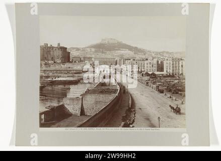 Strada del Molo a Napoli, con vista su Castel nuovo e Castel Sant'Elmo, Fratelli Alinari, c. 1880 - c. 1895 Fotografia Firenze paper. supporto fotografico. castello stampato da albumi di cartone. via Molo strada. Castel Sant'elmo. Napoli Foto Stock