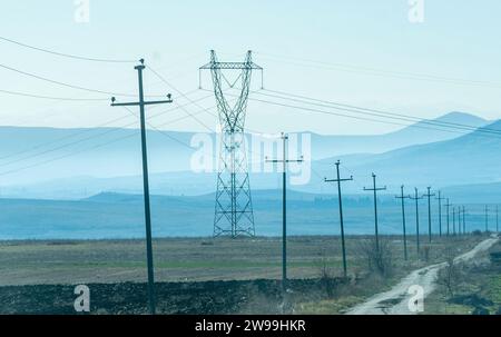 Potenziare la rete rurale. infrastruttura della linea elettrica di trasmissione per comunità remote. Foto Stock