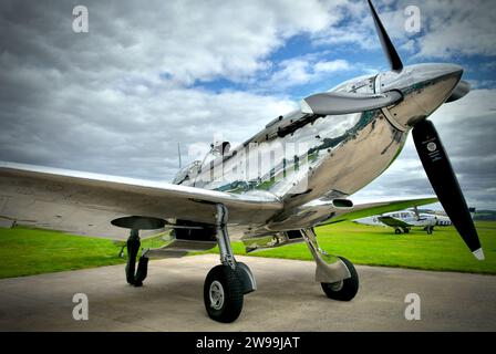 Supermarine Spitfire Mk.IX The Silver Spitfire G-IRTY MJ271 primo piano all'aeroporto di Dundee, Scozia, Regno Unito Foto Stock