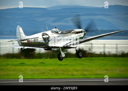 Boultbee Flight Academy Supermarine Spitfire Mk.IX The Silver Spitfire, G-IRTY MJ271, decollo dall'aeroporto di Dundee, Scozia, Regno Unito, Regno Unito. Foto Stock