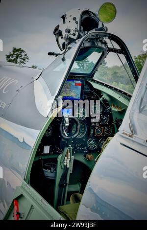 Supermarine Spitfire Mk.IX Silver Spitfire G-IRTY MJ271 Vista nella cabina di pilotaggio presso l'aeroporto di Dundee, Scozia, Regno Unito Foto Stock