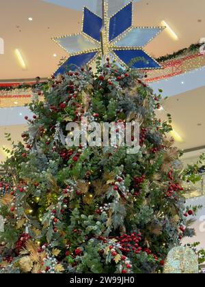 Decorazioni natalizie in un complesso commerciale a Kuala Lumpur Foto Stock
