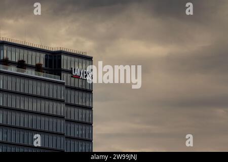 Immagine di un cartello con il logo di Lanxess nell'ufficio principale di Colonia, in Germania. Lanxess AG è un'azienda tedesca specializzata in prodotti chimici con sede a Colog Foto Stock