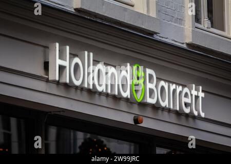 Immagine di un cartello con il logo di Holland e Barrett su Maastricht. Holland & Barrett (H&B) è una catena multinazionale britannica di alimenti salutari Foto Stock