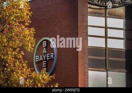 Immagine di un cartello con il logo di Bayer nella sede principale per i paesi bassi a Maastricht. Bayer AG è una multinazionale farmaceutica tedesca Foto Stock