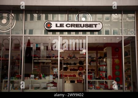 Immagine di un cartello le Creuset sul loro negozio principale per Colonia, Germania. Le Creuset è un produttore franco-belga di utensili da cucina. Sono meglio conosciuti per produ Foto Stock