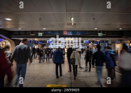 Foto dell'atrio sotterraneo di Koln Hbf con persone che corrono a Colonia, in Germania. Köln Hauptbahnhof o la stazione centrale di Colonia sono una stazione ferroviaria Foto Stock