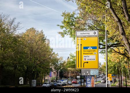 Immagine di un cartello stradale tedesco che indica varie direzioni, in particolare la strada per un'autostrada tedesca e la strada per i paesi bassi a Vaals. Foto Stock