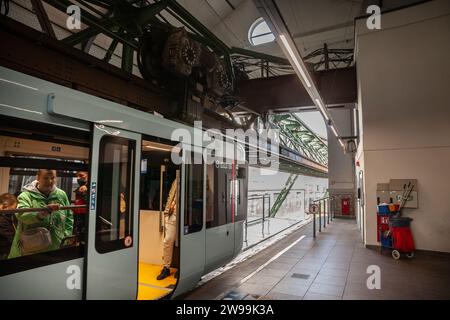 Immagine di un treno su Wuppertal schwebahn. Il Wuppertaler Schwebahn è una ferrovia sospesa a Wuppertal, in Germania. Il suo nome originale era Einschie Foto Stock