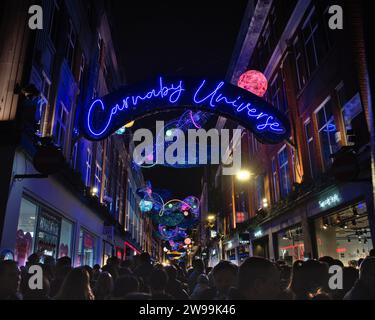 Carnaby Street, Londra, Regno Unito. 16 dicembre 2023. Carnaby Universe, un'esposizione cosmica di luci al neon natalizie. Foto Stock