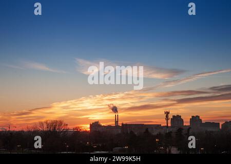 Immagine di un panorama di Novi Beograd, serbia, al crepuscolo con un camino che fuma. Foto Stock