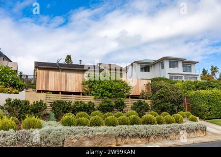 Lussuosa casa indipendente con giardino in stile costiero, Warriewood Beach, Sydney, NSW, Australia, estate 2023 Foto Stock