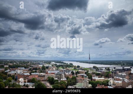 Foto dello skyline di riga, Lettonia, in estate, sul fiume Daugava. Riga è la capitale e la città più grande della Lettonia, così come la città più grande Foto Stock