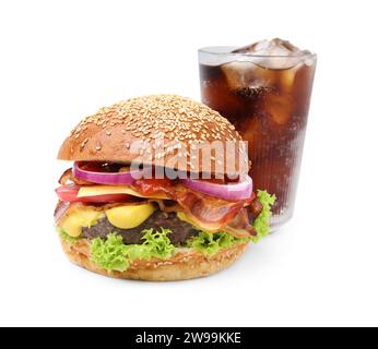 Delizioso hamburger con pancetta e bevanda analcolica isolata su bianco Foto Stock