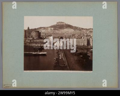 Veduta della strada del Molo e di Sant'elmo a Napoli, Italia, Giorgio Sommer, 1857 - 1914 Fotografia Napoli cartone. gli albumi di carta stampano il castello. strada. Vista sulla città in generale; 'veduta' strada del molo. Castel Sant'Elmo Foto Stock