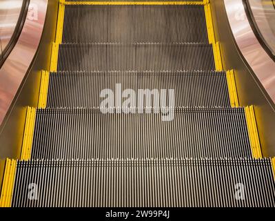 Escalator moderno nel centro commerciale Foto Stock