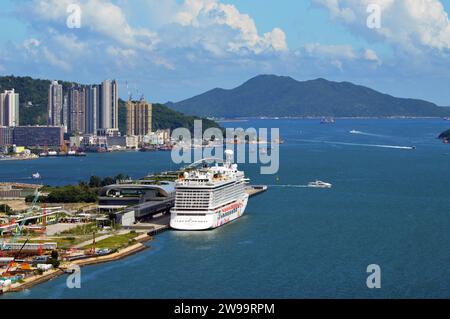 Genting Dream, una nave da crociera di Resorts World Cruises, ormeggiata al Terminal delle Crociere di Kai Tak, situato presso l'ex Aeroporto di Kai Tak a Kowloon, Hong Kong Foto Stock