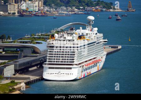 Genting Dream, una nave da crociera di Resorts World Cruises, ormeggiata al Terminal delle Crociere di Kai Tak, situato presso l'ex Aeroporto di Kai Tak a Kowloon, Hong Kong Foto Stock