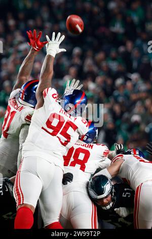 Philadelphia, Stati Uniti. 25 dicembre 2023. Il defensive tackle Jordon Riley (95) e il defensive tackle D.J. Davidson (98) tentarono di bloccare un ulteriore punto dal kicker Jake Elliott (4) dei Philadelphia Eagles durante la seconda metà dell'azione della NFL al Lincoln Financial Field di Philadelphia lunedì 25 dicembre 2023. Foto di Laurence Kesterson/UPI Credit: UPI/Alamy Live News Foto Stock