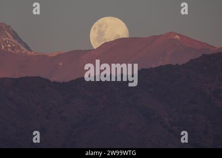 Santiago, metropolitana, Cile. 25 dicembre 2023. La luna piena di dicembre, la Luna fredda, sorge sulle Ande il giorno di Natale a Santiago, Cile. (Immagine di credito: © Matias Basualdo/ZUMA Press Wire) SOLO USO EDITORIALE! Non per USO commerciale! Foto Stock