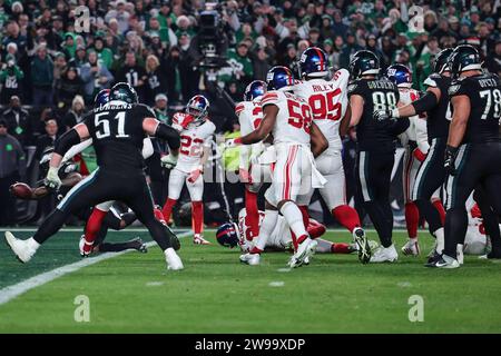 Philadelphia, Pennsylvania, USA. 25 dicembre 2023. Il running back dei Philadelphia Eagles D'ANDRE SWIFT (0) si tuffa nella end zone per il punteggio, durante una partita della settimana 16 tra i Philadelphia Eagles e i New York Giants Monday, DEC 25, 2023; al Lincoln Financial Field di Philadelphia, Pennsylvania. (Immagine di credito: © Saquan Stimpson/ZUMA Press Wire) SOLO USO EDITORIALE! Non per USO commerciale! Foto Stock