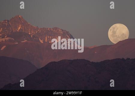 Santiago, metropolitana, Cile. 25 dicembre 2023. La luna piena di dicembre, la Luna fredda, sorge sulle Ande il giorno di Natale a Santiago, Cile. (Immagine di credito: © Matias Basualdo/ZUMA Press Wire) SOLO USO EDITORIALE! Non per USO commerciale! Foto Stock