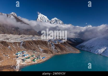 Il lago Gokyo e il villaggio sulla costa. Splendido paesaggio dell'alto himalaya. Nepal. Foto Stock