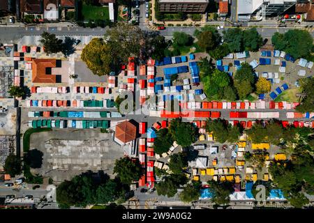 Verso il basso, vista aerea con droni di stand nella Feira do alto a Teresopolis, Rio de Janeiro, Brasile Foto Stock