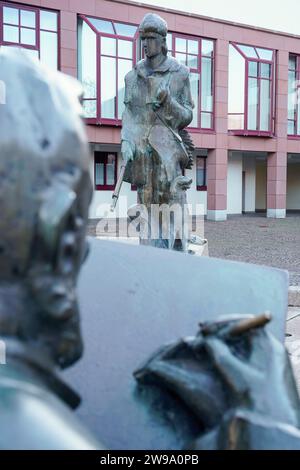 Edenkoben, Germania. 20 dicembre 2023. Le figure della fontana della Calza di Eterna si trovano in una piazza nel centro della città. Quando l'autore James Fenimore Cooper portò la sua calza di ferro alla vita letteraria nel 1823, combinò la storia selvaggiamente romantica con la critica alla civiltà e alla distruzione della natura. Il sentiero del ranger conduce alla Southern Wine Route? Crediti: Uwe Anspach/dpa/Alamy Live News Foto Stock