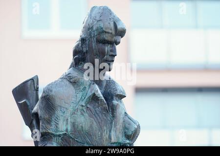 Edenkoben, Germania. 20 dicembre 2023. Una figura della fontana della Calza di Eterna si trova in una piazza nel centro della città. Quando l'autore James Fenimore Cooper portò la sua calza di ferro alla vita letteraria nel 1823, combinò la storia selvaggiamente romantica con la critica alla civiltà e alla distruzione della natura. Il sentiero del ranger conduce alla Southern Wine Route? Crediti: Uwe Anspach/dpa/Alamy Live News Foto Stock