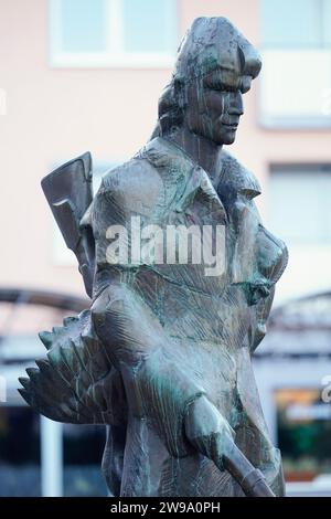 Edenkoben, Germania. 20 dicembre 2023. Una figura della fontana della Calza di Eterna si trova in una piazza nel centro della città. Quando l'autore James Fenimore Cooper portò la sua calza di ferro alla vita letteraria nel 1823, combinò la storia selvaggiamente romantica con la critica alla civiltà e alla distruzione della natura. Il sentiero del ranger conduce alla Southern Wine Route? Crediti: Uwe Anspach/dpa/Alamy Live News Foto Stock