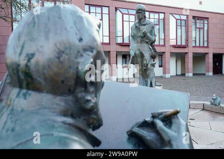 Edenkoben, Germania. 20 dicembre 2023. Le figure della fontana della Calza di Eterna si trovano in una piazza nel centro della città. Quando l'autore James Fenimore Cooper portò la sua calza di ferro alla vita letteraria nel 1823, combinò la storia selvaggiamente romantica con la critica alla civiltà e alla distruzione della natura. Il sentiero del ranger conduce alla Southern Wine Route? Crediti: Uwe Anspach/dpa/Alamy Live News Foto Stock