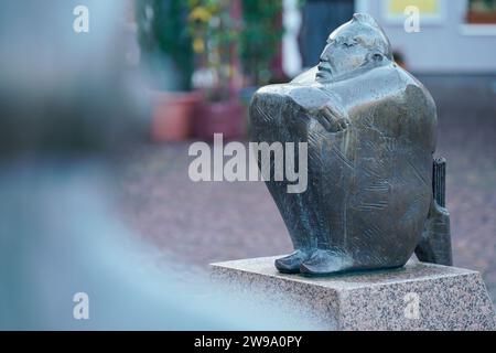 Edenkoben, Germania. 20 dicembre 2023. Una figura della fontana della Calza di Eterna si trova in una piazza nel centro della città. Quando l'autore James Fenimore Cooper portò la sua calza di ferro alla vita letteraria nel 1823, combinò la storia selvaggiamente romantica con la critica alla civiltà e alla distruzione della natura. Il sentiero del ranger conduce alla Southern Wine Route? Crediti: Uwe Anspach/dpa/Alamy Live News Foto Stock