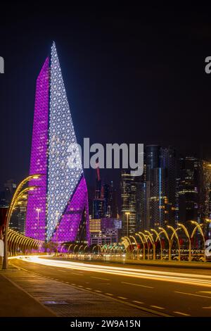 Mana Tower Doha Corniche con traffico dopo il tramonto Foto Stock