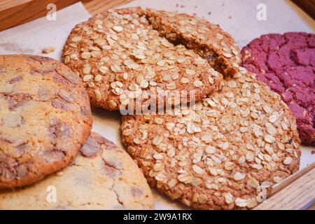 Molti biscotti diversi su vassoi mostrano un caffè da forno Foto Stock