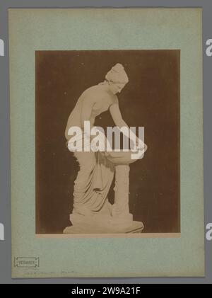 Scultura Danaide nei Musei Vaticani, Italia, Fratelli Alinari, 1852 - 1900 Fotografia cartone Roma. stampa di albumi di carta pezzo di scultura, riproduzione di un pezzo di scultura. (Storia di) i Musei Vaticani Danaid Foto Stock